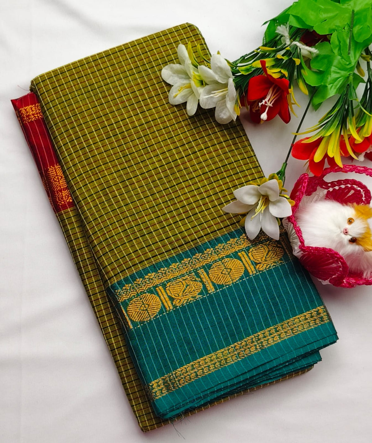 Narayanpeta Ganga Jamuna boarder checks saree