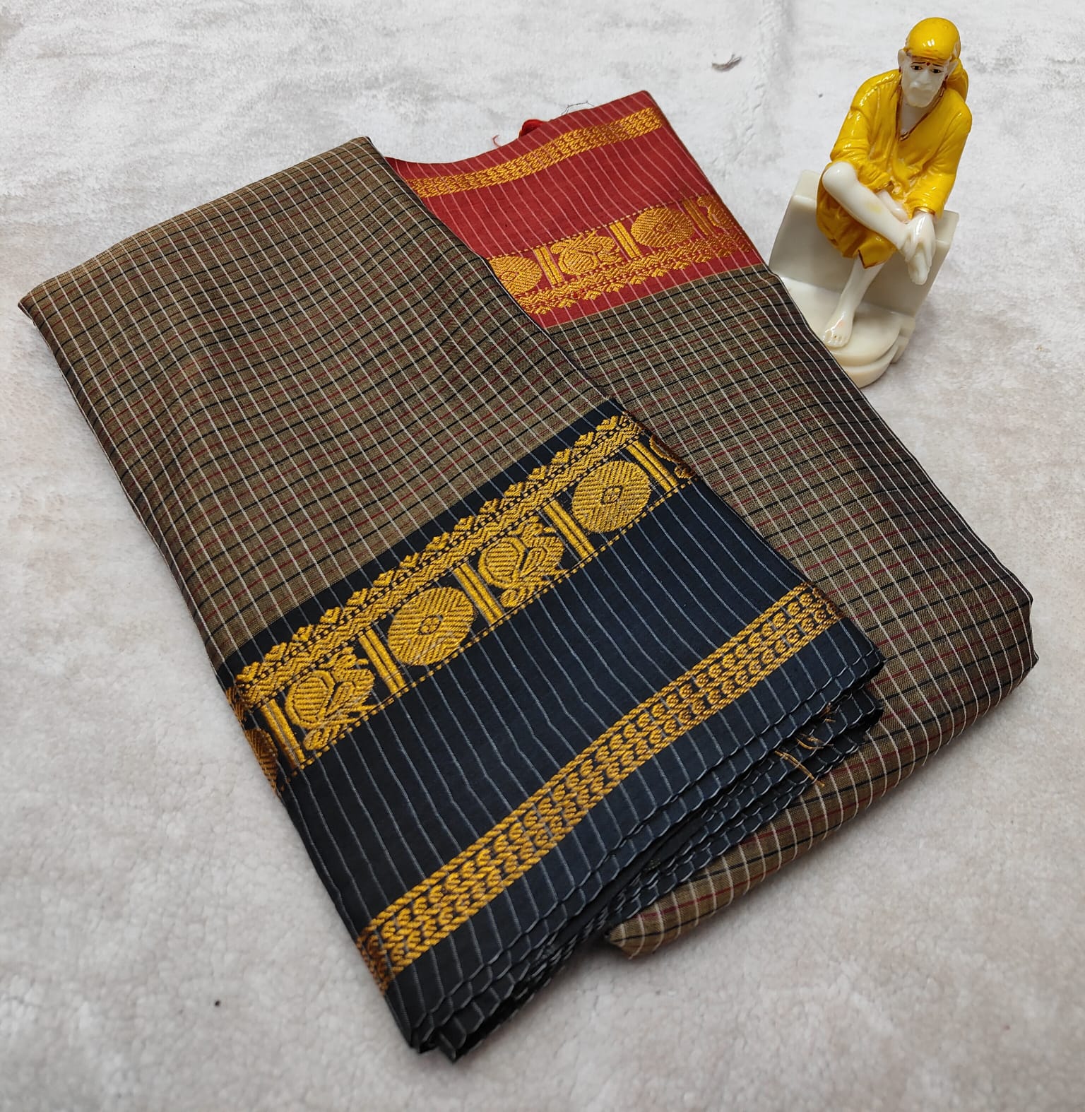 Narayanpeta Ganga Jamuna boarder checks saree