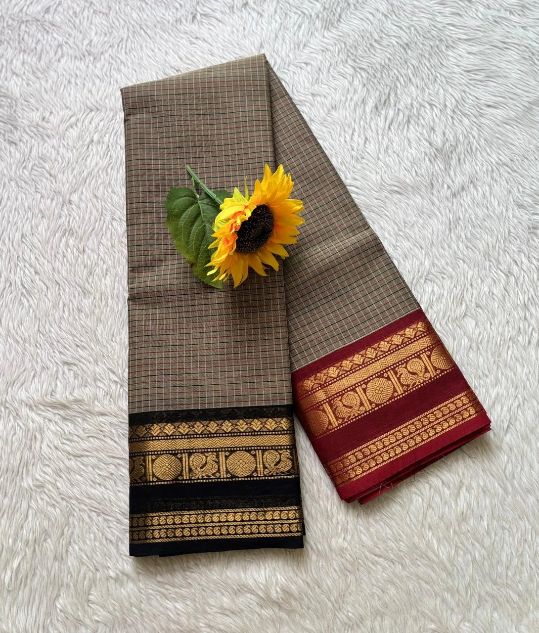 Narayanpeta Ganga Jamuna boarder checks saree